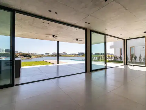 Casa en Venta con 6 cocheras