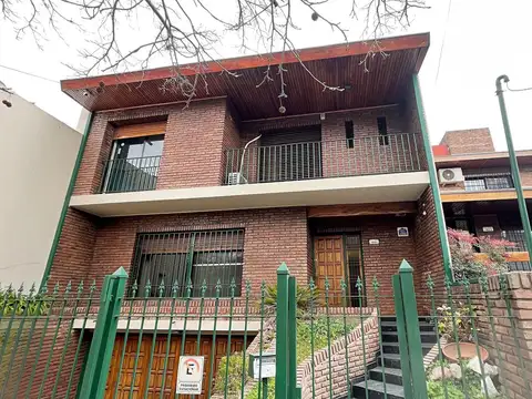 Casa en Venta con 2 cocheras