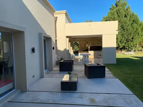Casa 4 ambientes con 3 baños