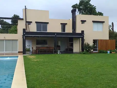 Venta de casa en dos plantas con pileta en Haras Santa Maria