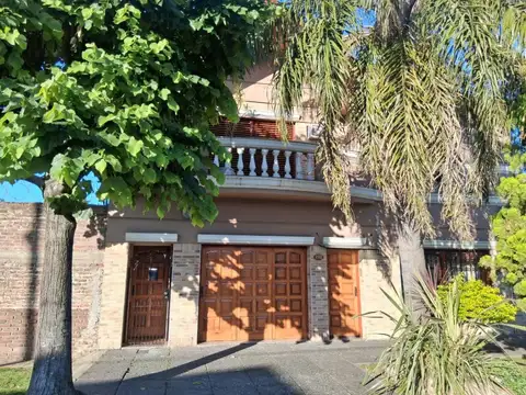 EXCELENTE CASA DE 6 AMB. DE CATEGORIA  TOMA DEPTO. EN PARTE DE PAGO 