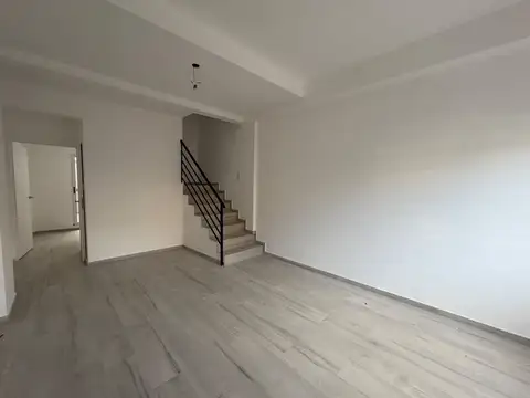 Depto Tipo Casa en Alquiler de 4 ambientes
