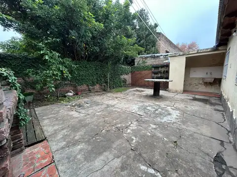 Casa en alquiler de dos dormitorios, patio, parrillero, barrio Bella Vista.