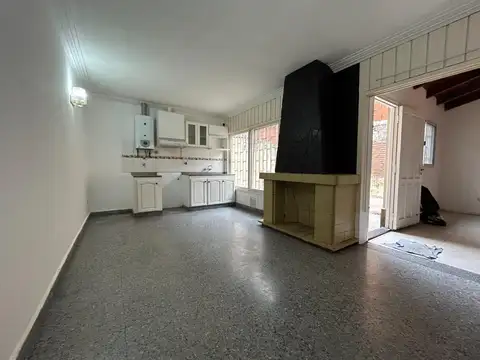 Casa en alquiler de dos dormitorios, patio, parrillero, barrio Bella Vista.