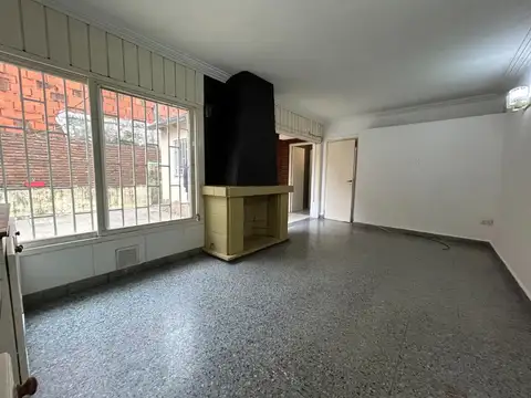 Casa 4 ambientes con 1 baño