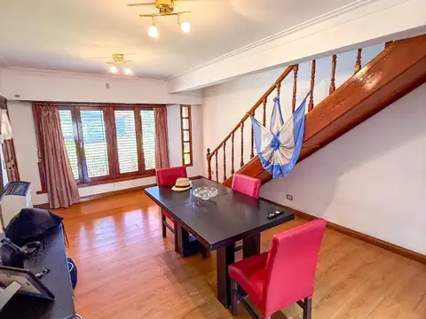 Casa en Alquiler con 4 cocheras