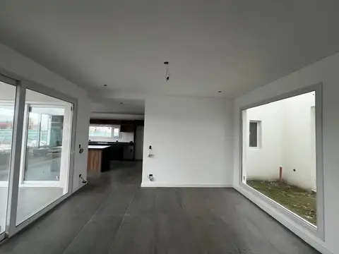 Casa 4 ambientes con 3 baños