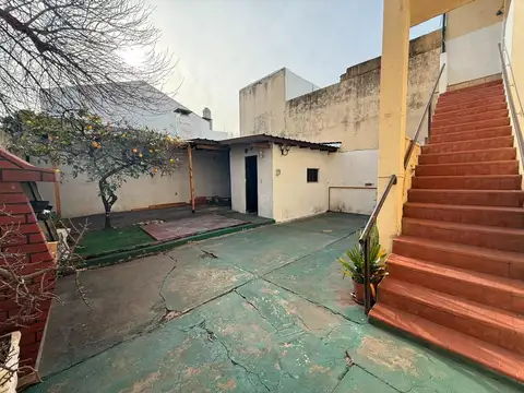 Departamento 4 ambientes con entrada de coche y jardin
