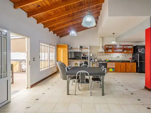 VENTA - Casa 6 ambientes en Aldo Bonzi con Pileta