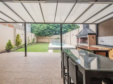 VENTA - Casa 6 ambientes en Aldo Bonzi con Pileta