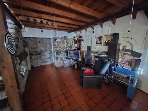 Casa 9 ambientes con 2 baños