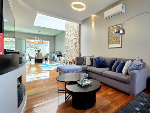 Casa en Venta con 3 cocheras