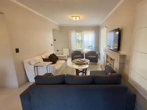 Casa 5 ambientes con 3 baños