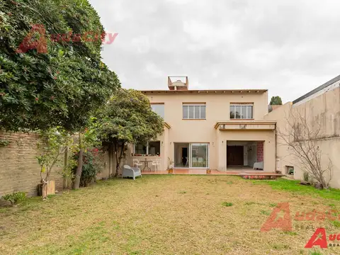 Casa en Venta con 3 cocheras