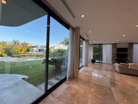 Casa en Alquiler con 2 cocheras
