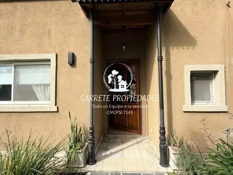Casa en venta de 4 ambientes, pileta y cochera. Barrio San Sebastián
