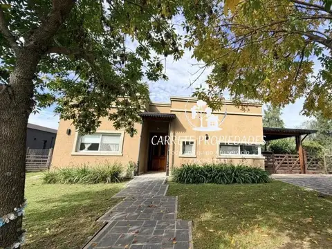 Casa en venta de 4 ambientes, pileta y cochera. Barrio San Sebastián
