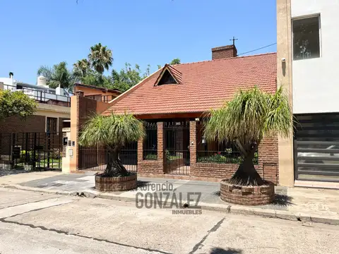 Casa 5 ambientes con fondo y garage en Barrio Naon