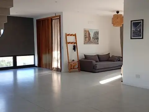 Casa en Alquiler con 1 cochera