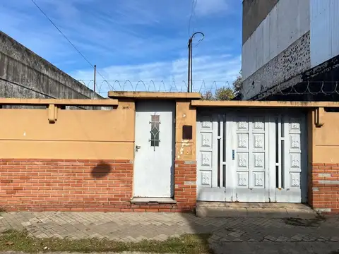 CASA DOS DORMITORIOS Y PATIO EN CINCO ESQUINAS
