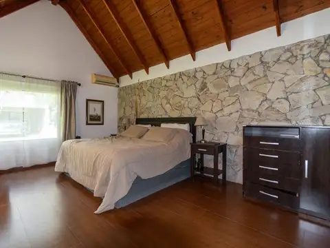 CASA EN VENTA 4 DORMITORIOS, PILETA Y COCHERA