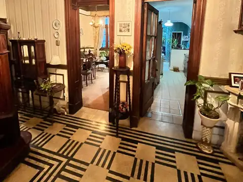 Imponente Casa en Lote Propio con Terraza y Quincho.