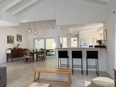 Casa 4 ambientes con 2 baños