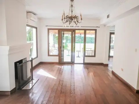 Casa en Alquiler con 1 cochera