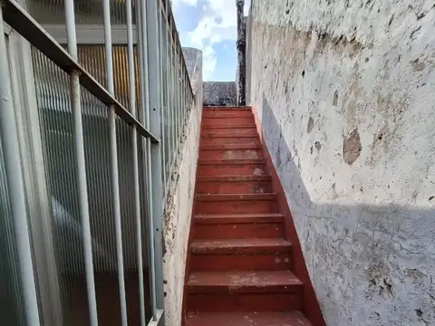 VERSALLES MIRANDA 5600 CASA 4 AMB. LOTE PROPIO 8.66 X 20 GRA