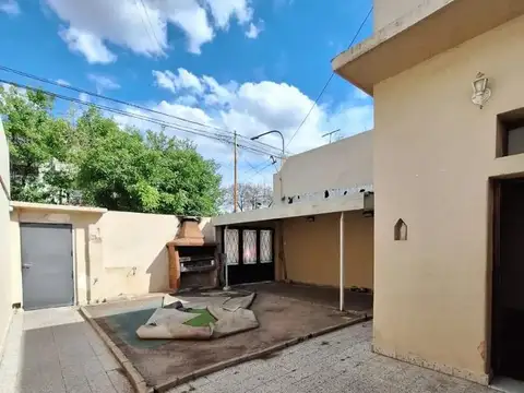 VERSALLES MIRANDA 5600 CASA 4 AMB. LOTE PROPIO 8.66 X 20 GRA