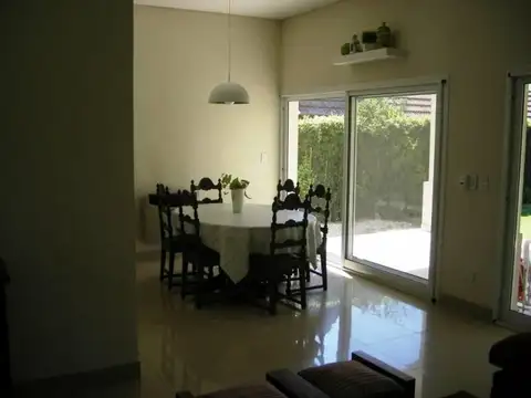 Casa 5 ambientes con 4 baños