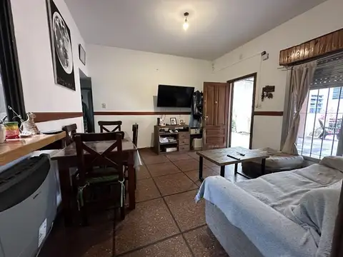 Casa 4 ambientes con 2 baños