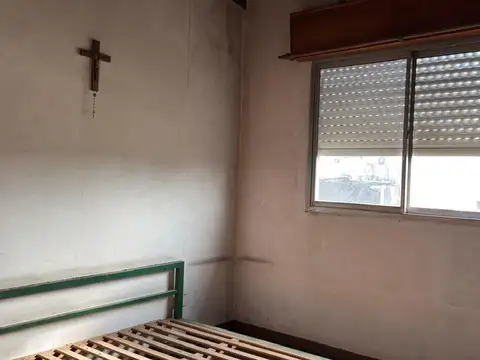 LOTE DE 8.66 X 34,64 + depósito + depto de 2 amb