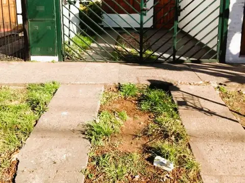 *DUPLEX DE 2 AMB. AL FRENTE C/ENTRADA DE AUTO Y PATIO C/PARRILLA