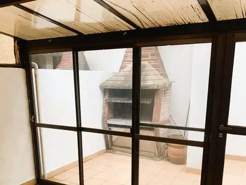 *DUPLEX DE 2 AMB. AL FRENTE C/ENTRADA DE AUTO Y PATIO C/PARRILLA