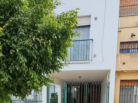 Triplex de 3 Amb. con Cochera, jardín y terraza