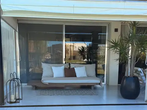 Casa en Alquiler con 7 cocheras