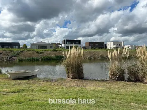 Lote en venta con vista a espejo de agua en Cantón Golf