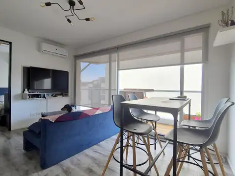 Alquilo: 2 Amb. C/Frte balcón. Dormitorio en suite. Cocina y baño completos. Toilette.-