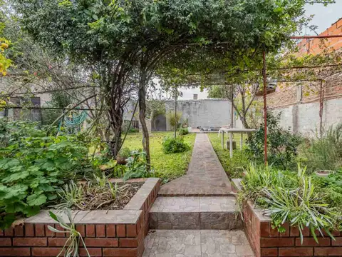 Venta Casa de 5 ambientes con parque - Merlo