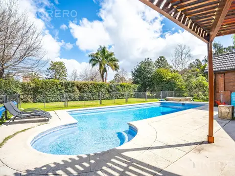 Casa en venta en Barrio El Ombú, con parque pileta, vista al lago y al golf en Ezeiza.