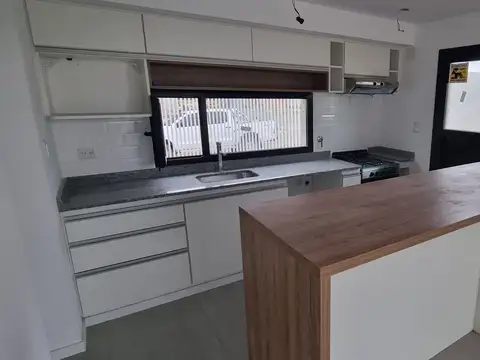 Casa en Alquiler con 1 cochera