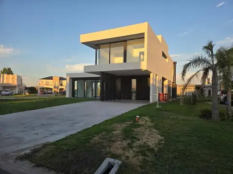 Casa en Venta en Terralagos, USD 640.000