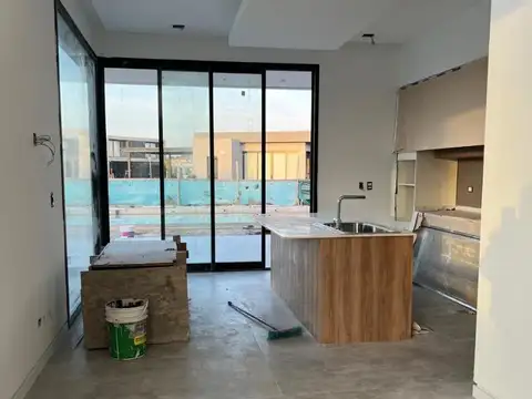 Casa en Venta con 4 cocheras