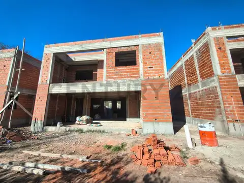 CASA EN VENTA EN CITY BELL TIPO DUPLEX DE 3 DORMITORIOS EN CONSTRUCCION