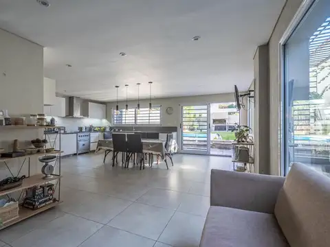 Casa 5 ambientes con 2 baños
