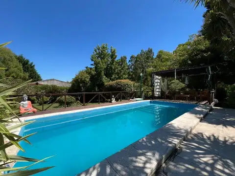 Casa en Colinas Verdes con pileta y 2 lotes