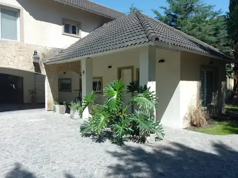 Casa 5 ambientes con 4 baños