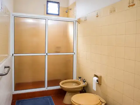 Casa 7 ambientes con 2 baños