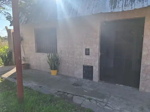 VENTA CASA AL FRENTE CON GRAN JARDIN EN VILLA GOBERNADOR GALVEZ